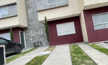Casa nueva en tres niveles, con amenidades, seguridad, cerca de medios de transporte