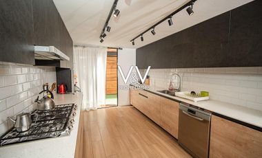 SE VENDE HERMOSA CASA EN VILLA HUAYQUIQUE.