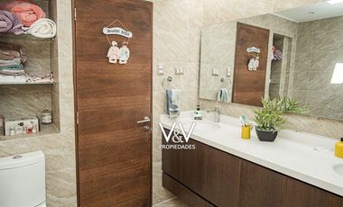 SE VENDE HERMOSA CASA EN VILLA HUAYQUIQUE.