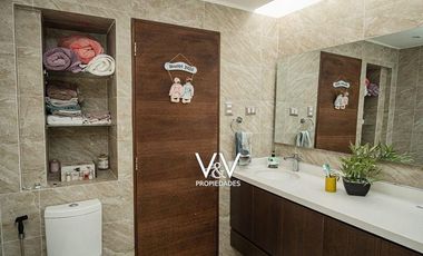 SE VENDE HERMOSA CASA EN VILLA HUAYQUIQUE.