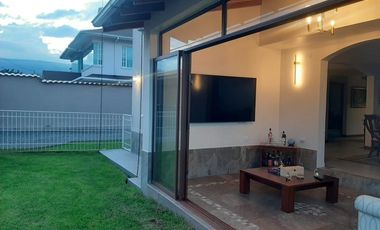 CASA EN VENTA 4 DORMITORIOS URB. SAN JOSÉ DEL VALLE CONOCOTO