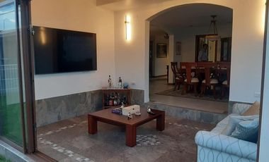 CASA EN VENTA 4 DORMITORIOS URB. SAN JOSÉ DEL VALLE CONOCOTO