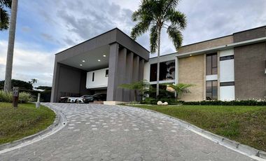 TE ALQUILO FINCA PALMA REAL EN COPACABANA LLAMANOS AL3052781248 DISFRUTA DE UN ENCANTADOR AMBIENTE DISPONIBILIDAD INMEDIATA