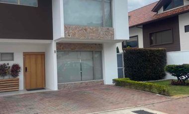 casa en venta dentro de condominio con espacio verde