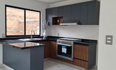 CASA NUEVA EN RENTA ZONA SUR LEÓN, GTO. ARZÚA QUINTA RESIDENCIAL A POCOS METROS DEL BLV. AEROPUERTO.