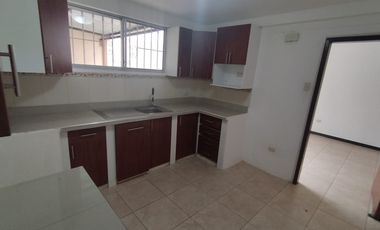 En alquiler casa de 4 dormitorios en urb.Valle Alto en Via la costa .(PC)