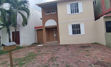 En alquiler casa de 4 dormitorios en urb.Valle Alto en Via la costa .(PC)