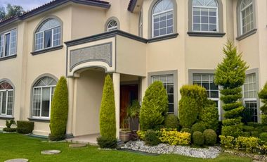 Casa en condominio exclusivo en interlomas con jardín y seguridad