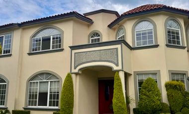 Casa en condominio exclusivo en interlomas con jardín y seguridad