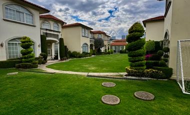 Casa en condominio exclusivo en interlomas con jardín y seguridad