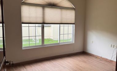 Casa en condominio exclusivo en interlomas con jardín y seguridad