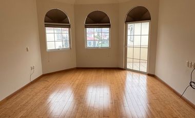 Casa en condominio exclusivo en interlomas con jardín y seguridad