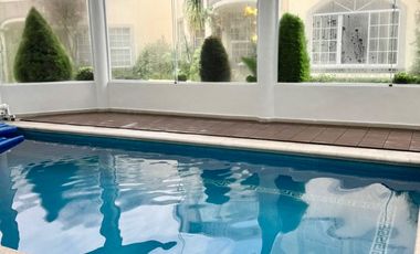Casa en condominio exclusivo en interlomas con jardín y seguridad