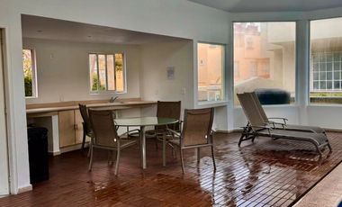 Casa en condominio exclusivo en interlomas con jardín y seguridad