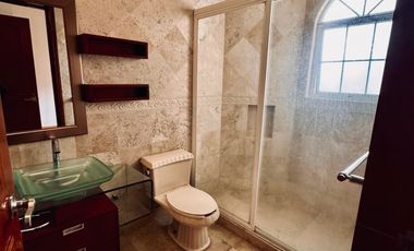 Casa en condominio exclusivo en interlomas con jardín y seguridad
