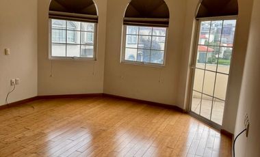 Casa en condominio exclusivo en interlomas con jardín y seguridad