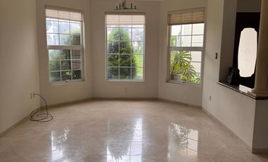 Casa en condominio exclusivo en interlomas con jardín y seguridad