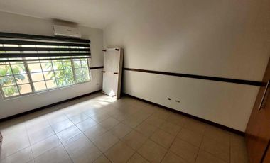 RENTO majuestuosa casa en zona dorada