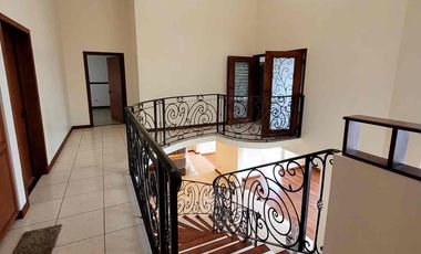 RENTO majuestuosa casa en zona dorada