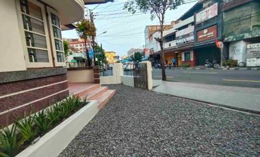 Rumah Kolonial Belanda Jogja Tepi Jalan Raya