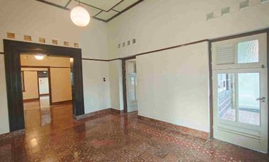 Rumah Kolonial Belanda Jogja Tepi Jalan Raya
