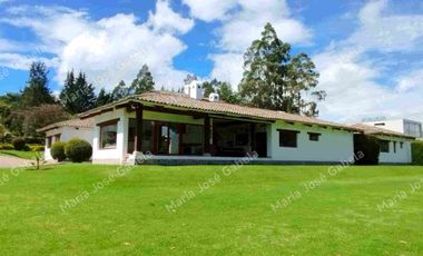 EN VENTA CASA DE LUJO DE 1 PLANTA, DE 4 DORMOTORIOS Y UNA SUITE  CON ESTUDIO, EN PIFO, A 5MIN DE LA RUTA VIVA