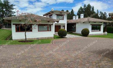 EN VENTA CASA DE LUJO DE 1 PLANTA, DE 4 DORMOTORIOS Y UNA SUITE  CON ESTUDIO, EN PIFO, A 5MIN DE LA RUTA VIVA