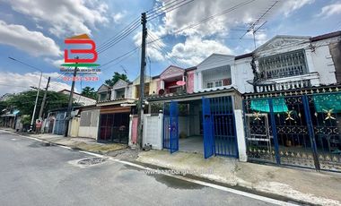 ทาวน์เฮาส์ 2 ชั้น ซอยรังสิต-นครนายก 61 เนื้อที่ 18.4 ตรว. ถนนรังสิต-นครนายก ตำบลประชาธิปัตย์ อำเภอธัญบุรี จังหวัดปทุมธานี