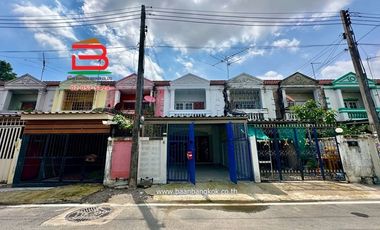 ทาวน์เฮาส์ 2 ชั้น ซอยรังสิต-นครนายก 61 เนื้อที่ 18.4 ตรว. ถนนรังสิต-นครนายก ตำบลประชาธิปัตย์ อำเภอธัญบุรี จังหวัดปทุมธานี