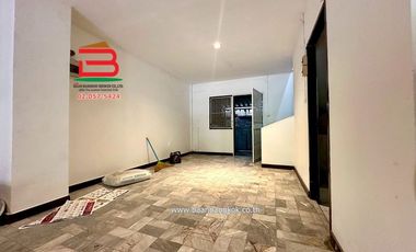 ทาวน์เฮาส์ 2 ชั้น ซอยรังสิต-นครนายก 61 เนื้อที่ 18.4 ตรว. ถนนรังสิต-นครนายก ตำบลประชาธิปัตย์ อำเภอธัญบุรี จังหวัดปทุมธานี