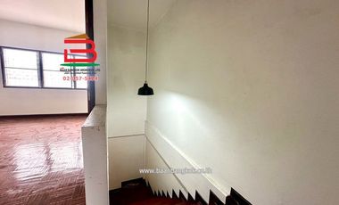 ทาวน์เฮาส์ 2 ชั้น ซอยรังสิต-นครนายก 61 เนื้อที่ 18.4 ตรว. ถนนรังสิต-นครนายก ตำบลประชาธิปัตย์ อำเภอธัญบุรี จังหวัดปทุมธานี