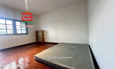 ทาวน์เฮาส์ 2 ชั้น ซอยรังสิต-นครนายก 61 เนื้อที่ 18.4 ตรว. ถนนรังสิต-นครนายก ตำบลประชาธิปัตย์ อำเภอธัญบุรี จังหวัดปทุมธานี