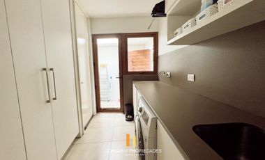 Casa en venta, Camino Real. Mediterránea en condominio interior. Colegio Everest, Craighouse, Monte Tabor