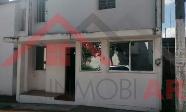 EN VENTA CASA CERCANA DE CENTROS COMERCIALES