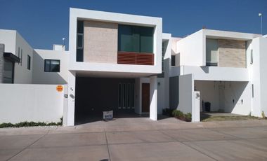 Casa en Renta en Horizontes 2, 3 recamaras, Frente a Jardin