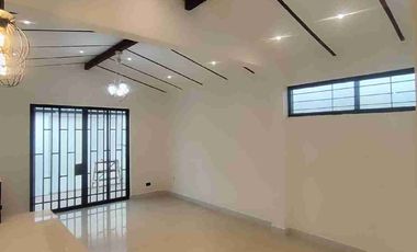 Urdesa Norte Casa recién remodelada 3 dormitorios un a planta con garaje excelentes  acabados!! Para oficina o vivienda