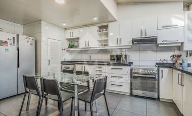 3 D, 3 B, Sala De Estar, Escritorio, Serv Completos. Jardín con piscina