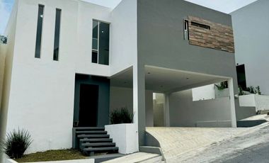 Casa en venta ubicada en Cumbres de Santiago
