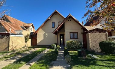 Casa 4d/3b En Condominio, Desocupada