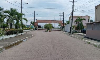 Se vende casa en Babahoyo en urbanizacion