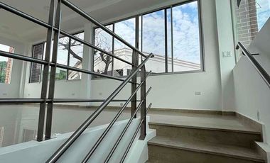 Se Alquila Local Frente a la Ria en el Centro Comercial Mix Center de 171m2 incluye IVA y Alicuota