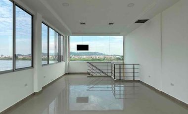 Se Alquila Local Frente a la Ria en el Centro Comercial Mix Center de 171m2 incluye IVA y Alicuota