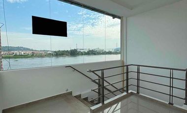 Se Alquila Local Frente a la Ria en el Centro Comercial Mix Center de 171m2 incluye IVA y Alicuota