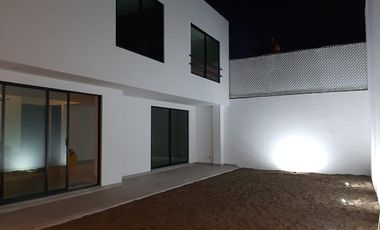 CASA EN RENTA EN  PUEBLA, EN FRAC. REAL DE ZAVALETA. CASA MUY LINDA SEMINUEVA