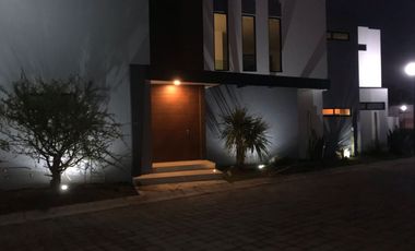 CASA EN RENTA EN  PUEBLA, EN FRAC. REAL DE ZAVALETA. CASA MUY LINDA SEMINUEVA