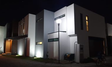 CASA EN RENTA EN  PUEBLA, EN FRAC. REAL DE ZAVALETA. CASA MUY LINDA SEMINUEVA