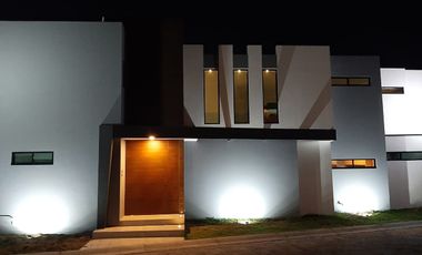 CASA EN RENTA EN  PUEBLA, EN FRAC. REAL DE ZAVALETA. CASA MUY LINDA SEMINUEVA