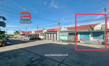 ทาวน์เฮาส์ หมู่บ้าน ณัฐวดี เนื้อที่ 19.4 ตรว. ใกล้ตลาดนัดคลอง 8 ถนนรังสิต-นครนายก ตำบลลำผักกูด อำเภอธัญบุรี จังหวัดปทุมธานี