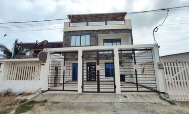 casa con piscina de venta en crucita manabi ar
