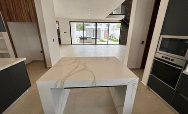 CASA EN VENTA MERIDA, ZONA CPUNTRY, PRIVADA PROVINCIA CON CAMPO DE GOLF, ENTREGA INMEDIATA. VENTA